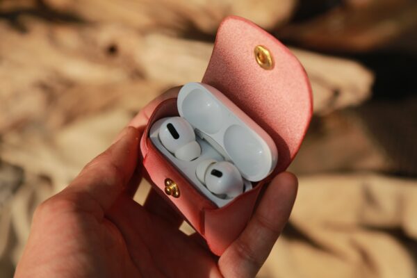 簡約皮製Airpod套, 可客製, 附有勾扣, 刻字服務, 客製化禮物 - Image 3